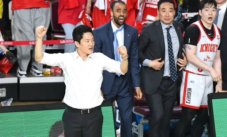 전희철 서울 SK 감독이 15일 경남 창원체육관에서 열린 2024~25 프로농구 챔피언결정전 6차전 창원 LG와의 원정 경기에서 기뻐하고 있다. KBL 제공