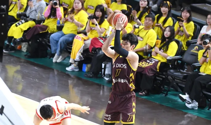 창원 LG 유기상이 15일 경남 창원체육관에서 열린 2024~25 프로농구 챔피언결정전 6차전 서울 SK와의 홈 경기에서 슛하고 있다. KBL 제공