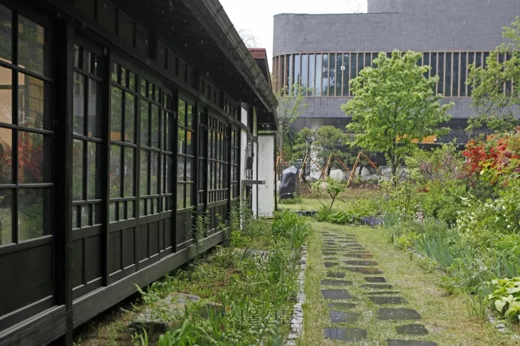 예전엔 고라니나 꿩, 오소리까지 오갔다는 풀꽃문학관 뒤뜰의 모습.  손원천 기자