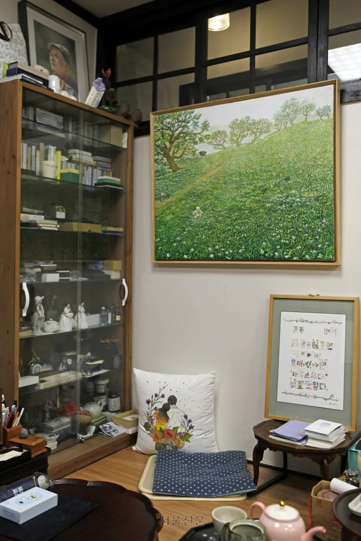 풀꽃문학관에는 나태주 시인의 시화나 시집 못지않게 시인이 좋아하는 작가들의 예술 작품도 많다. 손원천 기자