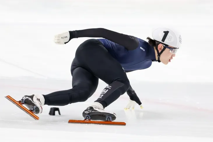 지난달 7일 서울 목동 아이스링크에서 열린 2025~26시즌 쇼트트랙 국가대표 1차 선발전 남자부 1500m 예선에서 질주하는 임종언의 모습. 그는 자신의 첫 성인 대회인 이번 선발전에서 종합 1위로 태극마크를 달았다. 대한빙상연맹 제공