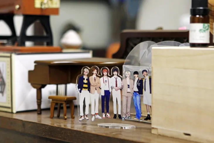 공주풀꽃문학관에 장식된 그룹 방탄소년단(BTS)의 사진. 멤버 제이홉은 나태주 시인의 시집을 추천할 만큼 좋아한다. 나 시인 역시 ‘작은 것들을 위한 시: BTS 노래산문’를 출간한 바 있다.