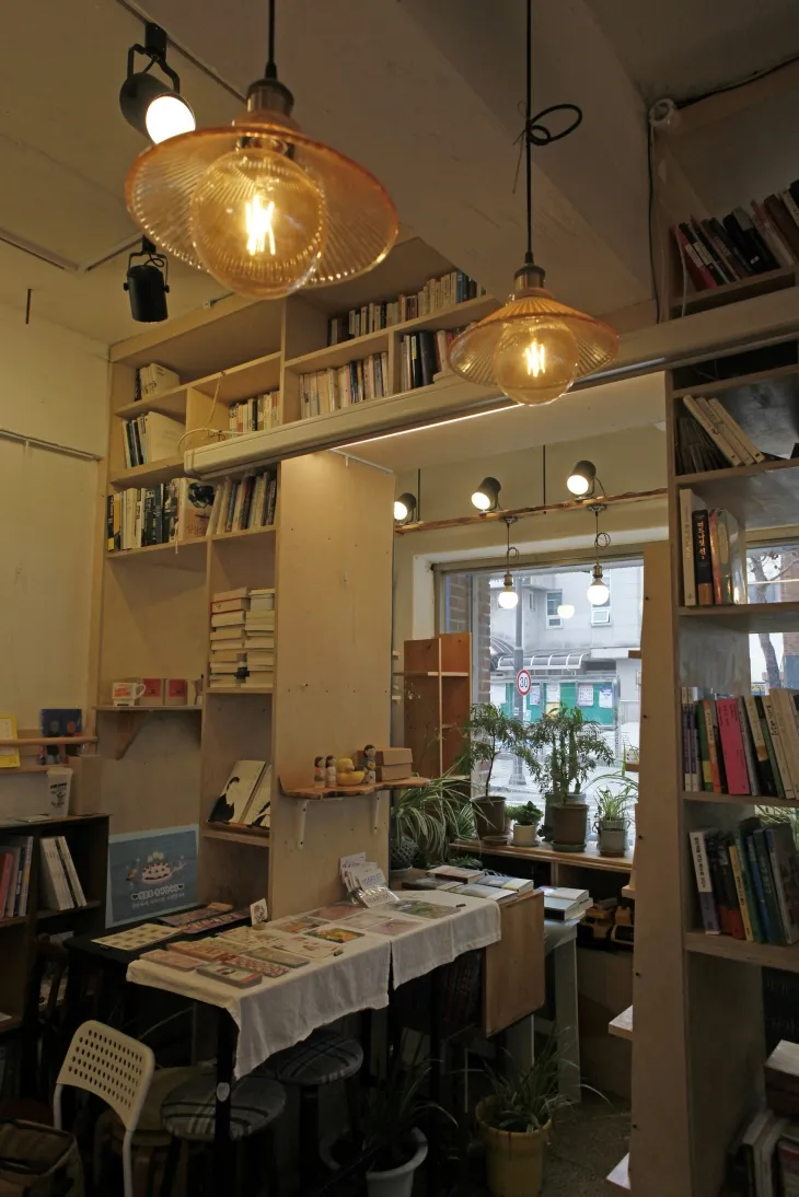 가가책방과 멀지 않은 거리에 있는 가가상점의 내부. 서동민 대표가 선별한 책과 공주 여행 기념품 등을 판매한다.