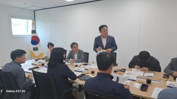 김종배 의원이 5월 14일, 경기환경에너지진흥원과 김포 고촌역을 방문해 ‘지하역사 미세먼지 흡입매트 설치사업’ 관련 기관 간담회를 진행하고 있다.