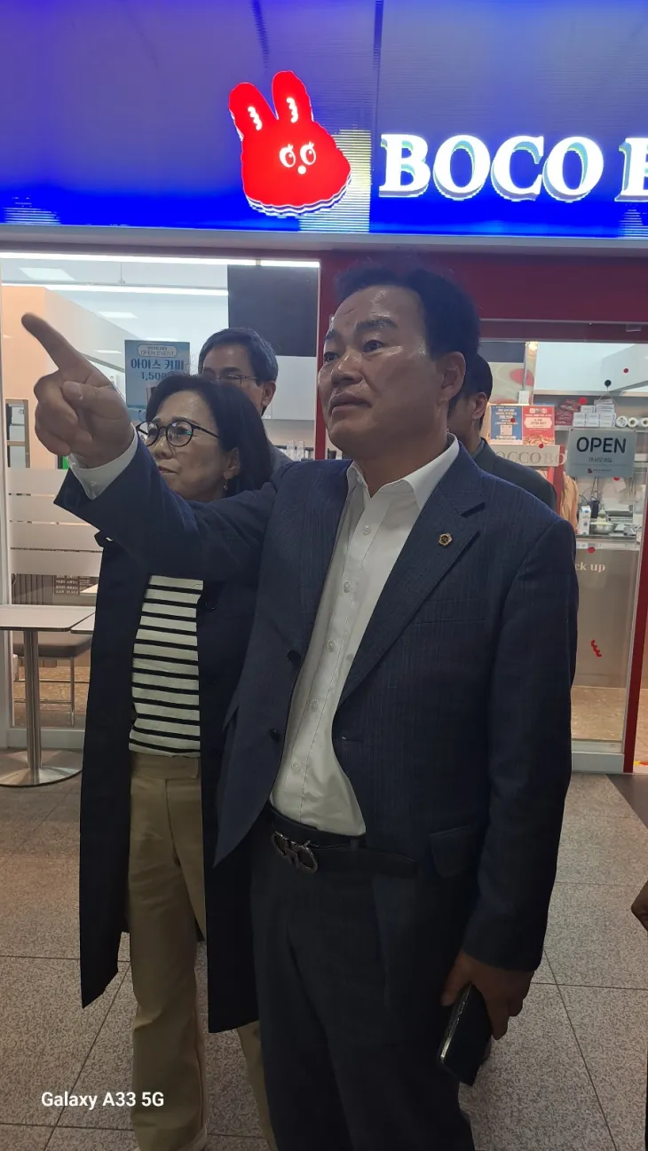 김종배 의원이 김포 고촌역에서 관계자들과 함께 현장점검을 하면서 지하역사 미세먼지 농도를 확인하고 있다.