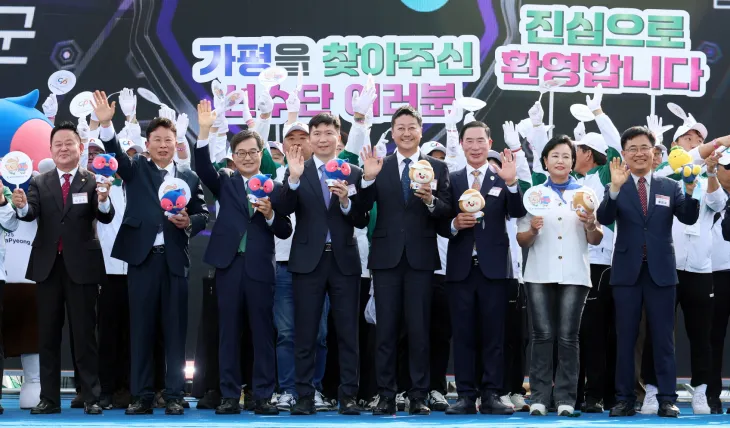 김진경 의장이 5월 15일, 가평군 자라섬에서 열린 ‘제71회 경기도체육대회’ 개회식에 참석해 내빈들과 함께 기념촬영을 하고 있다.