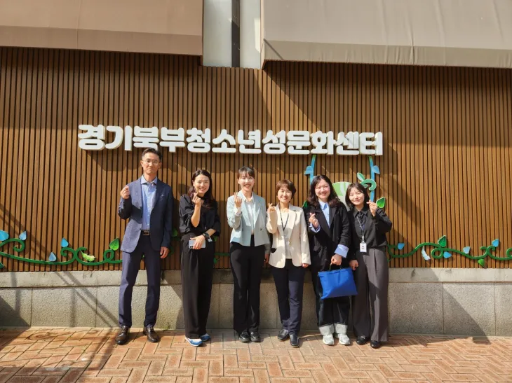 이인애 의원이 5월 15일, 경기북부청소년성문화센터를 방문해 관계자들과 기념촬영을 하고 있다.