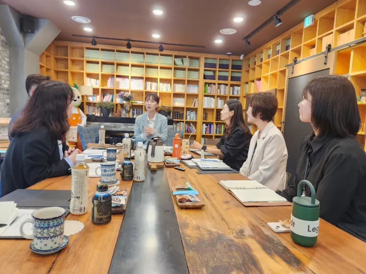 이인애 의원이 경기북부청소년성문화센터에서 관계자들과 함께 현장간담회를 진행하고 있다.