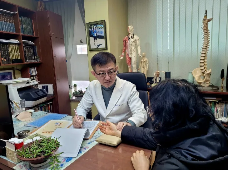 서울 노원구 한의약 치매 예방 건강증진사업 참가 한의사가 환자를 상담하고 있다.   노원구 제공