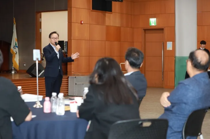 유성훈 서울 금천구청장이 지난해 8월 주민배심원들과 함께 공약이행상황을 점검하고 있다.  금천구 제공