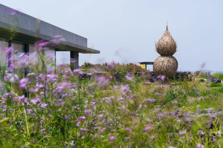 대만작가 리 쿠에이치 (Lee Kuei-Chi)의 작품 ‘신하의 이슬방울’. 제주문화예술재단 제공
