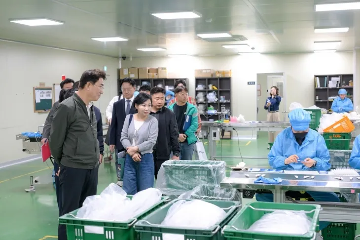 노관규 시장 등이 남원시 바이오산업연구원을 견학하고 있다.