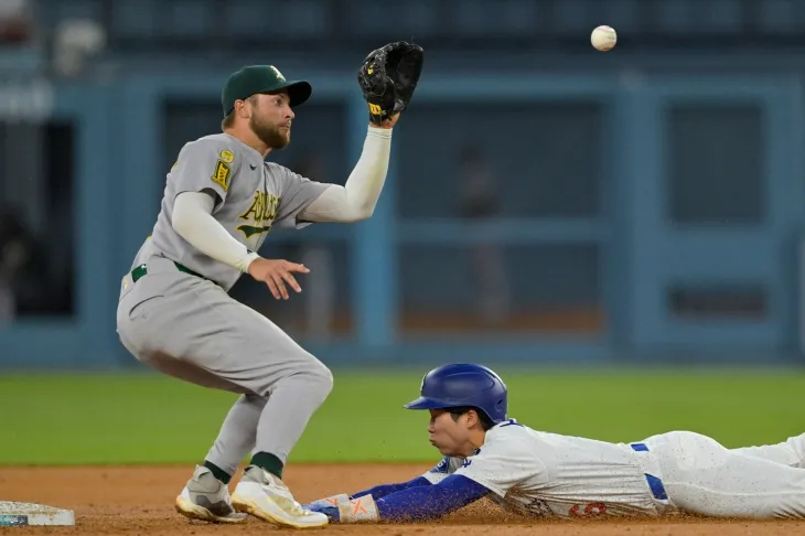 LA 다저스 김혜성이 16일(한국시간) 미국 캘리포니아주 로스앤젤레스 다저스타디움에서 열린 2025 미국프로야구 메이저리그(MLB) 애슬레틱스와의 홈 경기에서 도루하고 있다. 로이터 연합뉴스