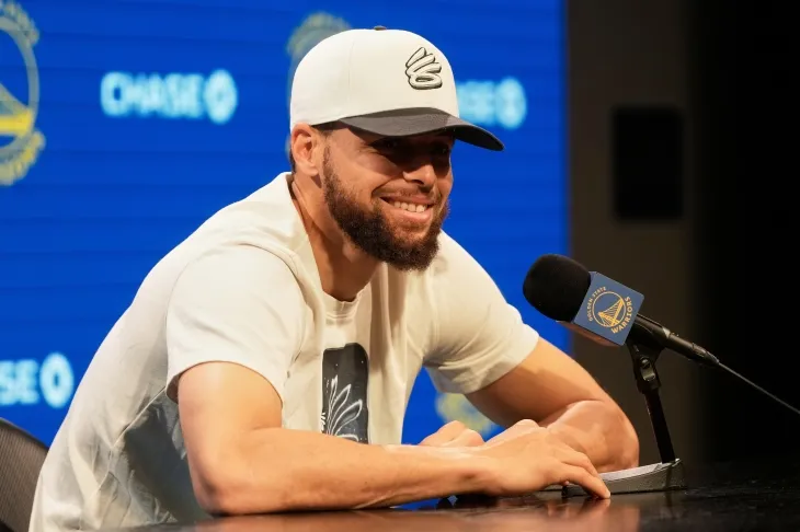 골든스테이트 워리어스 스테픈 커리가 15일(현지시간) 미국 프로농구(NBA) 플레이오프 2라운드에서 탈락한 뒤 소감을 밝히고 있다. AP 연합뉴스