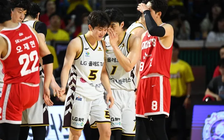 창원 LG 양준석과 유기상이 17일 잠실 학생체육관에서 열린 2024~25 프로농구 챔피언결정전 최종 7차전 서울 SK와의 원정 경기에서 대화하고 있다. KBL 제공