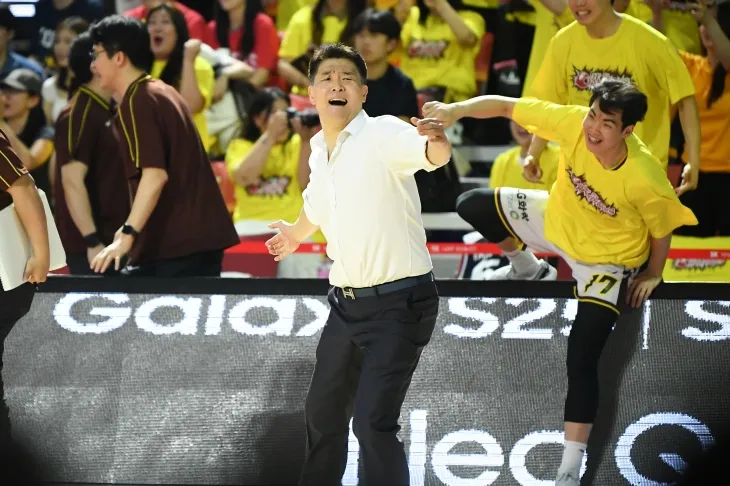 조상현 창원 LG 감독이 17일 잠실 학생체육관에서 열린 2024~25 프로농구 챔피언결정전 최종 7차전 서울 SK와의 원정 경기에서 승리하고 우승을 확정한 뒤 기뻐하고 있다. KBL 제공