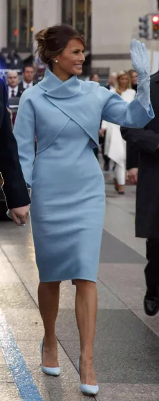 2017년 도널드 트럼프 미국 대통령의 취임식에 하늘생 정장을 입고 참석한 영부인 멜라니아 여사. 서울신문DB