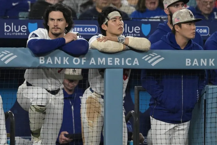 김혜성(로스앤젤레스 다저스)이 17일(한국시간) 미국 로스앤젤레스(LA) 다저스타디움에서 열린 2025 미국프로야구 메이저리그(MLB) 정규시즌 LA 에인절스와의 홈 경기에서 그라운드를 바라보고 있다. 로이터 연합뉴스