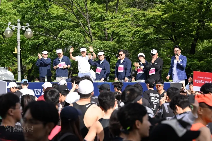 대회에 참석한 김태균(왼쪽부터) 서울신문 콘텐츠본부장, 김성수 서울신문 사장, 오세훈 서울시장, 김철수 대한적십자사 회장, 박용수 인사혁신처 차장, 안미현 서울신문 마케팅본부장, 마라토너 이봉주 선수가 손을 흔들고 있다.  홍윤기 기자