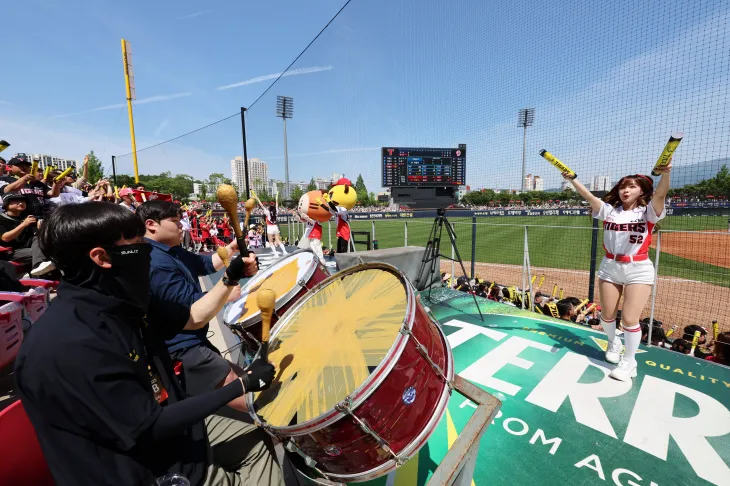 제45주년 5·18민주화운동 기념일인 18일 광주기아챔피언스필드에서 열린 프로야구 두산 베어스와 KIA 타이거즈의 경기에서 관중들이 소리쳐 선수들을 응원하고 있다. 그동안 5월 18일 광주 경기에서는 5ㆍ18민주화운동 희생자를 추모하는 뜻으로 구단은 응원단(응원가, 앰프, 치어리딩)을 운영하지 않았고 팬들 또한 응원을 자제해 왔다. 2025.5.18  광주 연합뉴스