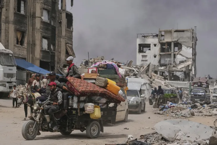 18일(현지시간) 이스라엘군이 남부 가자지구에서 다규모 지상작전을 개시한 가운데 피난 온 팔레스타인인들이 가자지구 북부 자발리아에 도착하고 있다. 2025.5.18 AP 연합뉴스