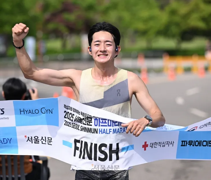 ‘2025 서울신문 하프마라톤대회’ 10km 코스 남자 부문 우승자 김진명씨