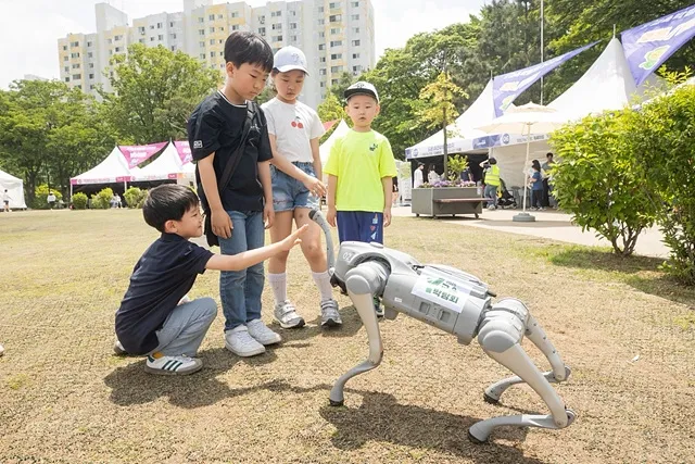 서울 양천구 ‘Y교육박람회 2025’에서 어린이들이 로봇강아지를 살펴보고 있다. 양천구 제공