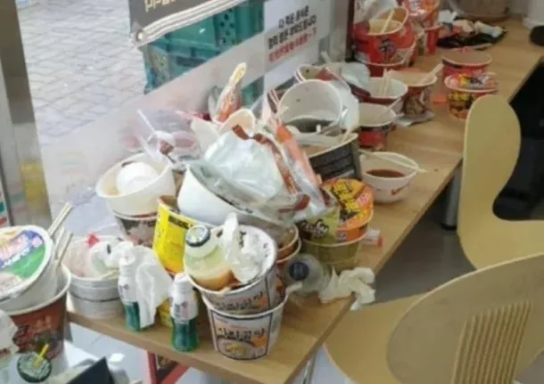 제주도의 한 편의점이 중국인 관광객들이 사용한 이후 난장판이 된 모습. 사진= 서경덕 교수