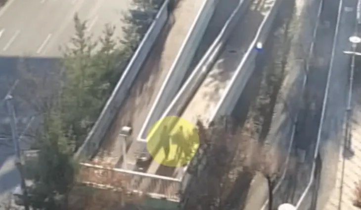 쉬는 날 마트를 찾았다가 절도 용의자를 발견한 충북 청주 흥덕경찰서 홍석은 경사가 아들은 안은 채 추격해 마트 앞 육교에서 용의자를 검거한 모습. 경찰청 유튜브 캡처