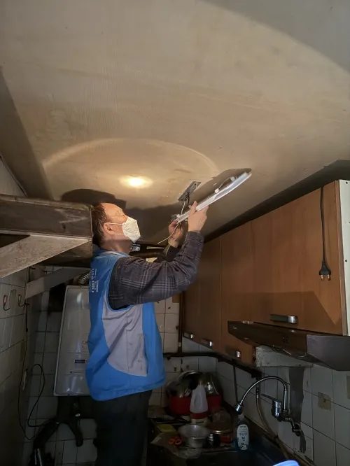 서울 성동구가 관내 어르신 가정에 간편 집수리 시공을 하는 모습. 성동구 제공