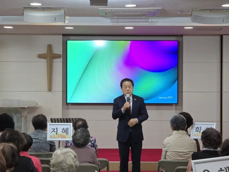 지난 15일 용산구 충신교회 건강교실에서 열린 프로그램에 참석한 김용호 의원이 인사말을 하고 있다.