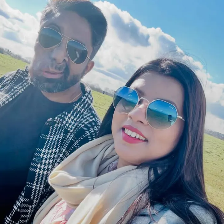 영국에서 신경섬유종증을 앓고 있는 30대 남성이 어린 시절부터 끊임없는 괴롭힘을 당해왔지만 온라인상에 자신의 이야기를 공유하면서부터 많은 사람들에게 희망이 되고 있다는 사연이 전해졌다. 사진은 아밋(왼쪽)과 아내 피얄리. 인스타그램 캡처