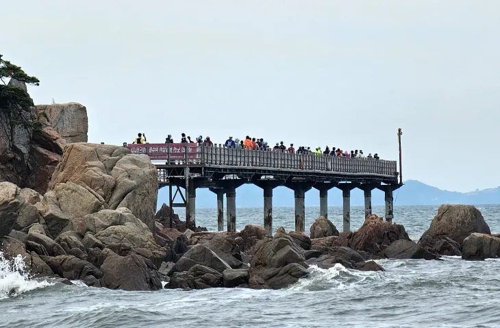 18일 인천 중구 무의도에서 열린 ‘2025 무의도 구석구석 트레일런 대회’에서 참가자들이 무의도의 아름다운 바닷길을 달리고 있다.