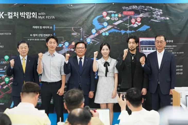 2005 천안 K-컬처박람회 홍보대사로 위촉된 박노아, 이희빈, Grimzo이 기념촬영을 하고 있다. 시 제공