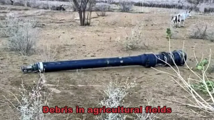 18일(현지시간) 인도 육군 서부사령부는 소셜미디어(SNS)를 통해 자국군이 지난 7일 파키스탄을 겨냥한 ‘신두르 작전’에서 대활약했다며 선전 영상을 배포했다가, 오히려 자국 피해 사실이 드러나자 관련 게시글을 삭제했다. 사진은 인도군이 격추했다고 주장한 파키스탄 무기 잔해. 반면 군사블로거들은 이 잔해가 인도군이 운용하는 브라모스 미사일 시스템 일부라고 분석했다. 엑스