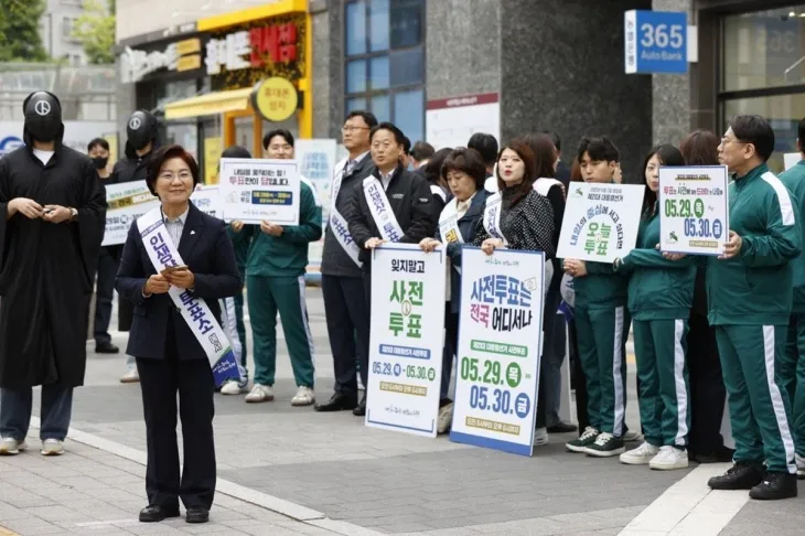 김미경 서울 은평구청장이 길거리에서 이색 홍보 캠페인을 펼치고 있다. 은평구 제공