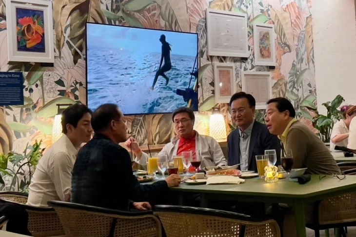 김문수 국민의힘 대선 후보 선거대책위원회의 유상범 단일화추진본부장, 김대식 대외협력본부장, 조광한 대외협력부본부장, 이성배 선대위 대변인이 19일 홍준표 전 대구시장의 선대위 합류를 설득하기 위해 미국 하와이에 도착해 홍 전 시장을 만나고 있다. 2025.5.19 이 대변인 제공