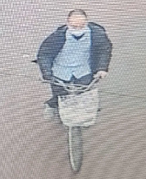 경찰이 19일 경기 시흥 흉기 사건의 용의자인 중국동포 차철남을 검거한 가운데 경찰이 편의점 인근 폐쇄회로(CC)TV를 통해 확인한 차씨의 모습. 당시 차씨는 흰색 마스크를 쓰고 자전거를 타고 이동 중이었다. 시흥경찰서 제공