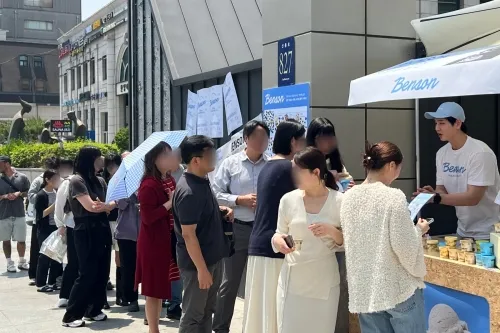 아이스크림 브랜드 벤슨이 오는 23일 서울 강남구 압구정로데오역 인근에 첫 매장 개점을 앞두고 무료 시식 이벤트를 진행하고 있다. 베러스쿱크리머리 제공