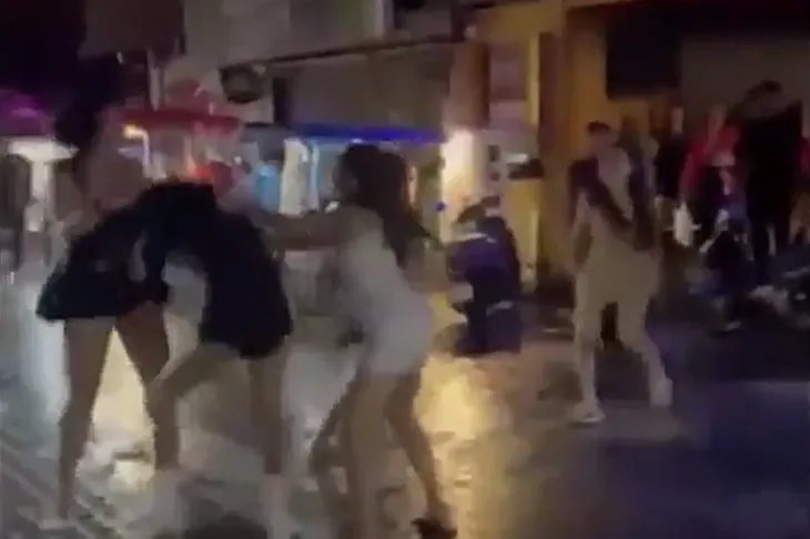 지난 14일(현지시간) 오전 5시쯤 태국 파타야 워킹스트리트에서 유흥업소 종사 여성들이 집단 난투극을 벌여 소셜미디어(SNS)에서 화제가 됐다. 엑스 캡처