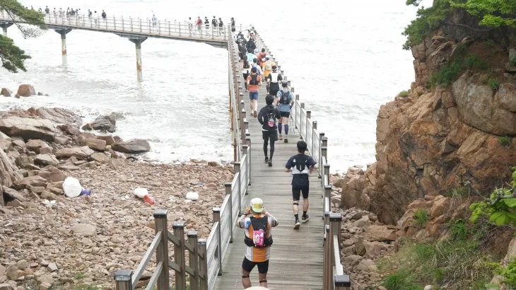 18일 인천 중구 무의도에서 열린 ‘2025 무의도 구석구석 트레일런 대회’에서 참가자들이 무의도의 아름다운 바닷길을 달리고 있다.