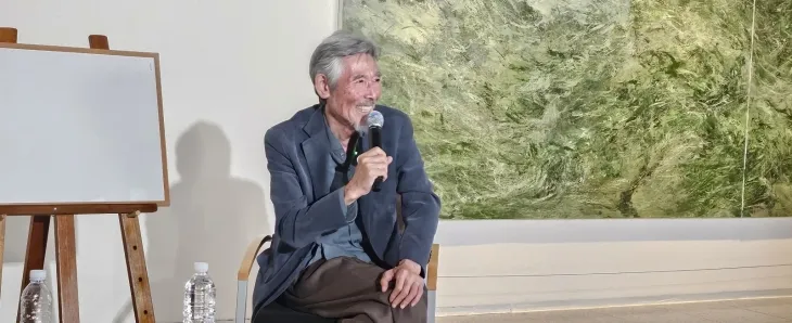 강요배 화백이 지난 19일 제주도립미술관에서 열린 ‘역사화의 새 지평: 시대를 보다’ 기획전시 기념 대담에서 환하게 웃고 있다. 제주 강동삼 기자