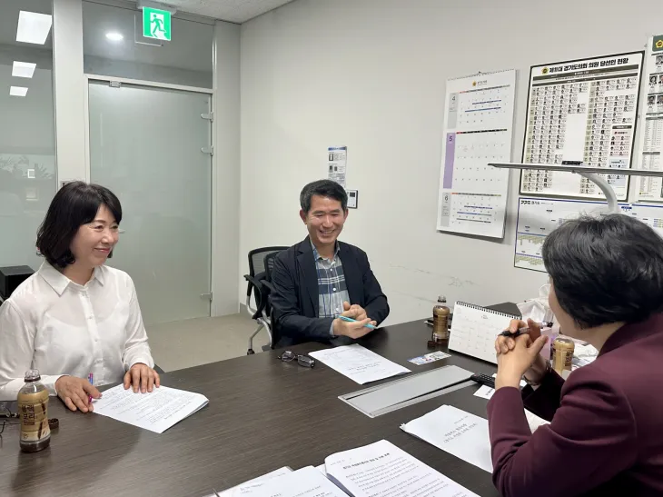 서성란 의원이 간담회를 열고, 마을버스 운수종사자인 이시영 기사(죽전운수), 최용길 전무이사(한비운수)와 함께 여성 운수종사자 지원 방안에 대해 논의하고 있다.