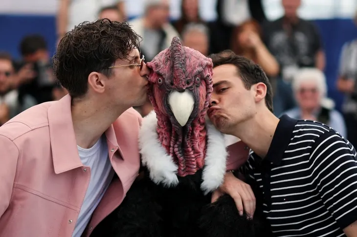 감독 라파엘 크나르와 위고 다비드가 18일 프랑스 칸에서 열린 제78회 칸 영화제의 ‘칸 클래식’ 섹션에서 상영된 영화 I Love Peru의 포토콜 행사에서 콘도르 의상을 입은 인물과 함께 포즈를 취하고 있다. 로이터 연합뉴스