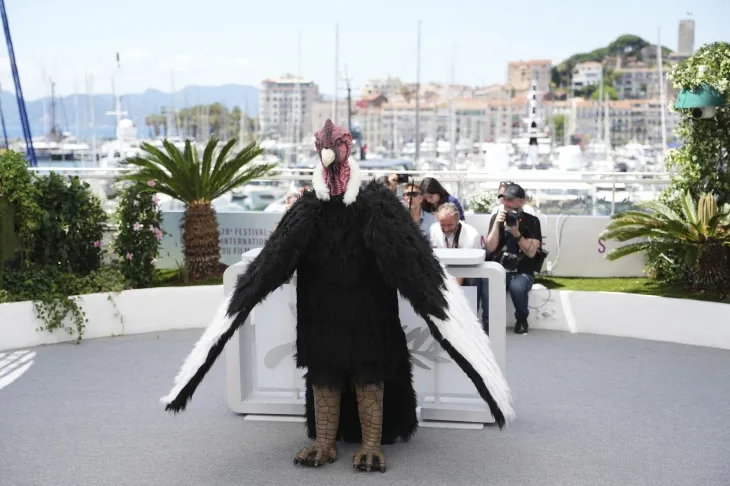 18일(현지시간) 프랑스 칸에서 열린 제78회 칸 영화제의 ‘칸 클래식’ 섹션에서 상영된 영화 I Love Peru의 포토콜 행사에서 콘도르 의상을 입은 사람이 포즈를 취하고 있다. AP 뉴시스