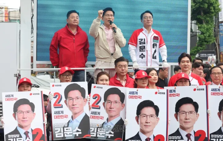 국민의힘 김문수 대선후보가 20일 오후 서울 강서구 남부골목시장 입구에 마련된 유세차량에 올라 연설을 하고 있다. 2025.5.20 안주영 전문기자