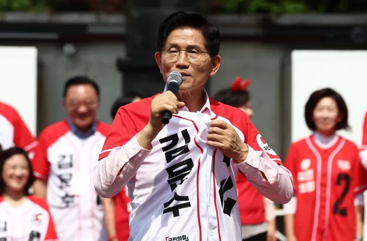 김문수 국민의힘 대선 후보가 20일 서울 서초구 고속터미널역 인근에서 집중유세를 하고 있다. 2025.5.20 공동취재