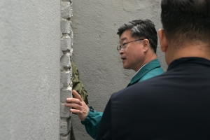 30년 넘은 노후 주택 살피는 중구… “구민 안전 꼼꼼, 살기 좋은 도시로” [현장 행정]