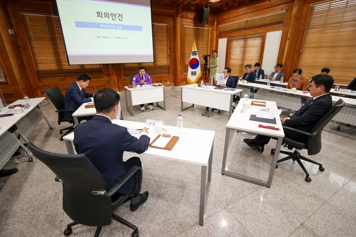 서울 동대문구 제기동 서울한방진흥센터에서 열린 한방산업상생발전협의회 정기총회에서 협의회장인 이필형(슬라이드 앞 가운데) 동대문구청장이 회의를 진행하고 있다. 동대문구 제공