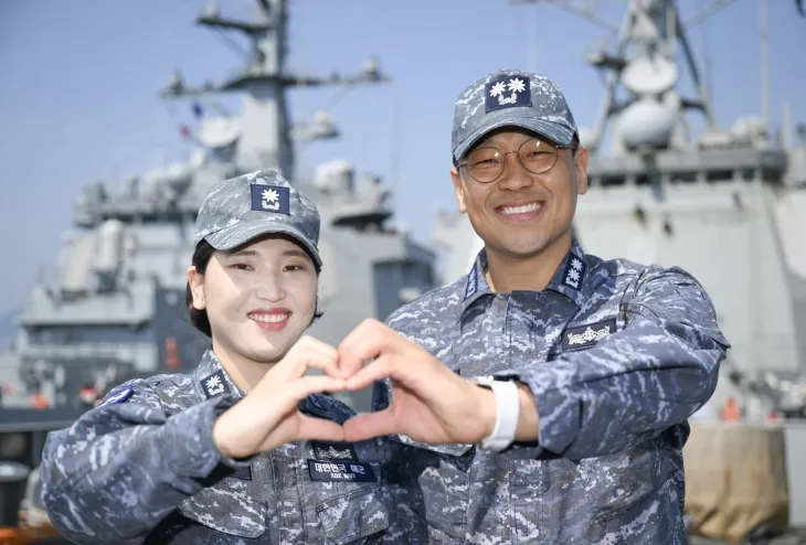 율곡이이함 기관장 임재우(오른쪽) 중령(진)과 정조대왕함 주기실장 김보아 소령 부부. 해군 제공